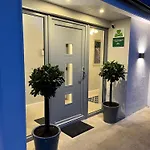 The Hillcrest, Luxury In Town