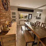Dom wakacyjny The Hillcrest, Luxury In Town