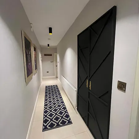 The Hillcrest, Luxury In Town בית נופש