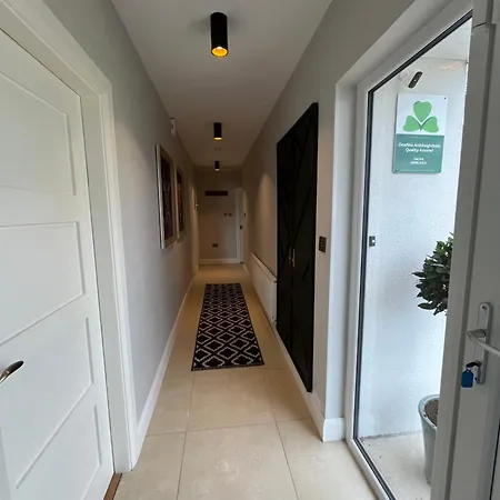 The Hillcrest, Luxury In Town בית נופש קאסלבלייני